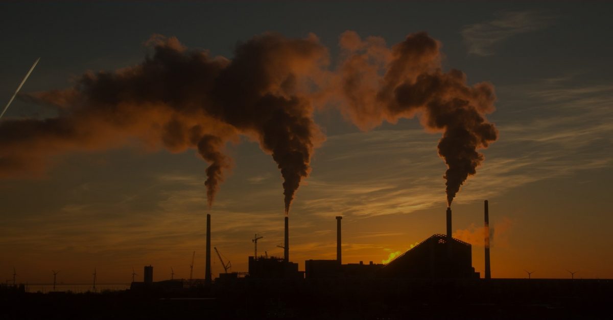 Indústria fóssil acumula dívida de US$ 209 bi em reparações climáticas, diz estudo