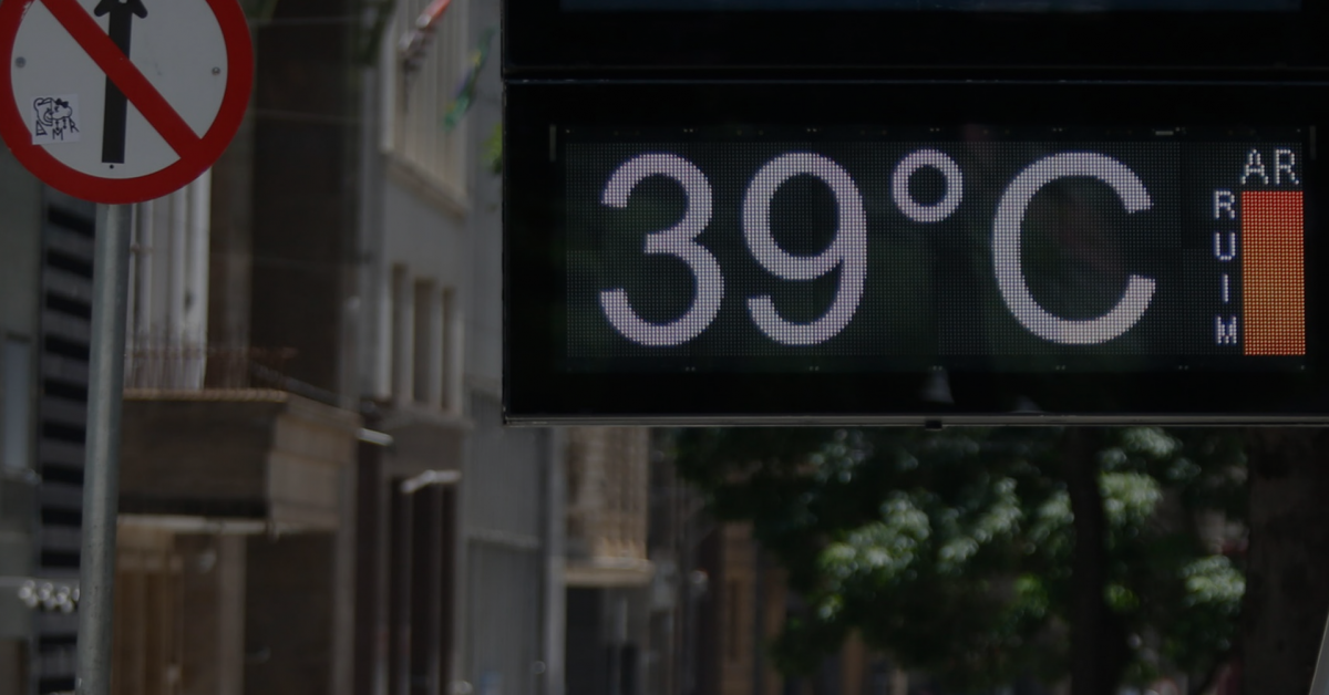 Termômetro de rua marcando 39 ℃ na cidade de São Paulo.