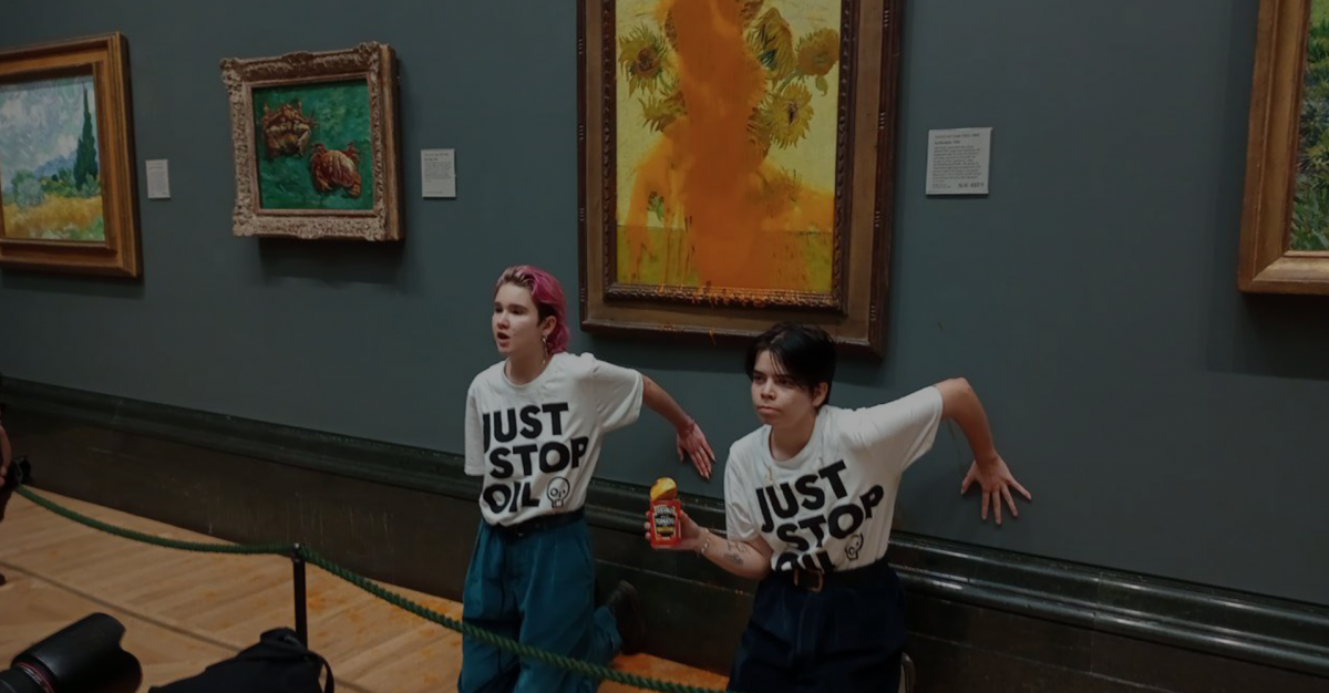Ativistas climáticos do grupo Just Stop Oil jogam sopa de tomate em quadro de Van Gogh em Londres, Reino Unido.