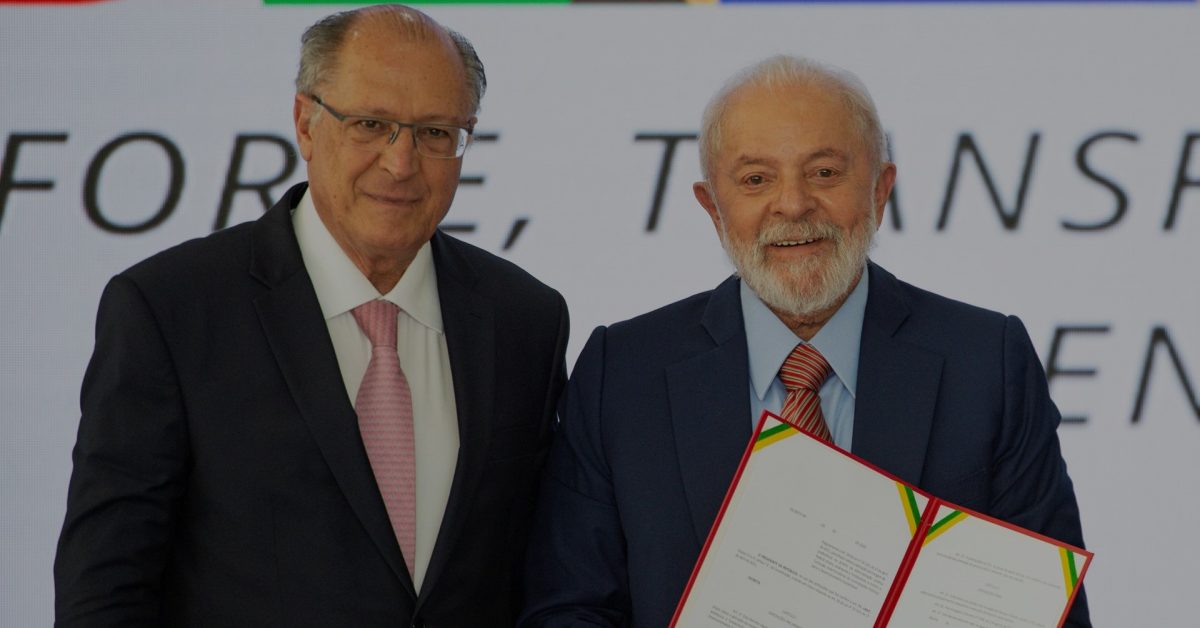 O presidente Lula, ao lado do vice, Geraldo Alckmin, apresenta a nova política industrial, no Palácio do Planalto