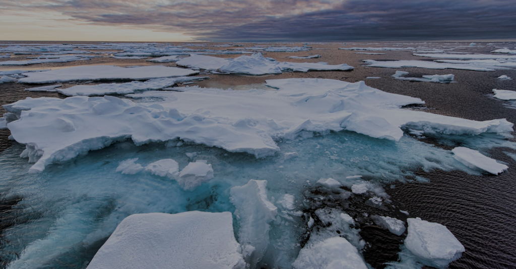 Icebergs flutuando no oceano perto de Svalbard, uma cadeia de ilhas Árticas na borda da zona de exploração proposta pela Noruega.