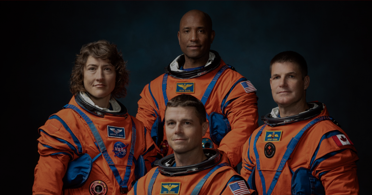 Retrato oficial da tripulação Artemis 2 da Nasa. A imagem mostra três astronautas homens, sendo dois brancos e um negro, e uma astronauta mulher.