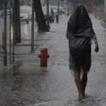 Temporal atinge o Rio de Janeiro e trabalhadores deixam a região central da cidade, que tem ponto facultativo decretado com previsão de chuvas extremas.