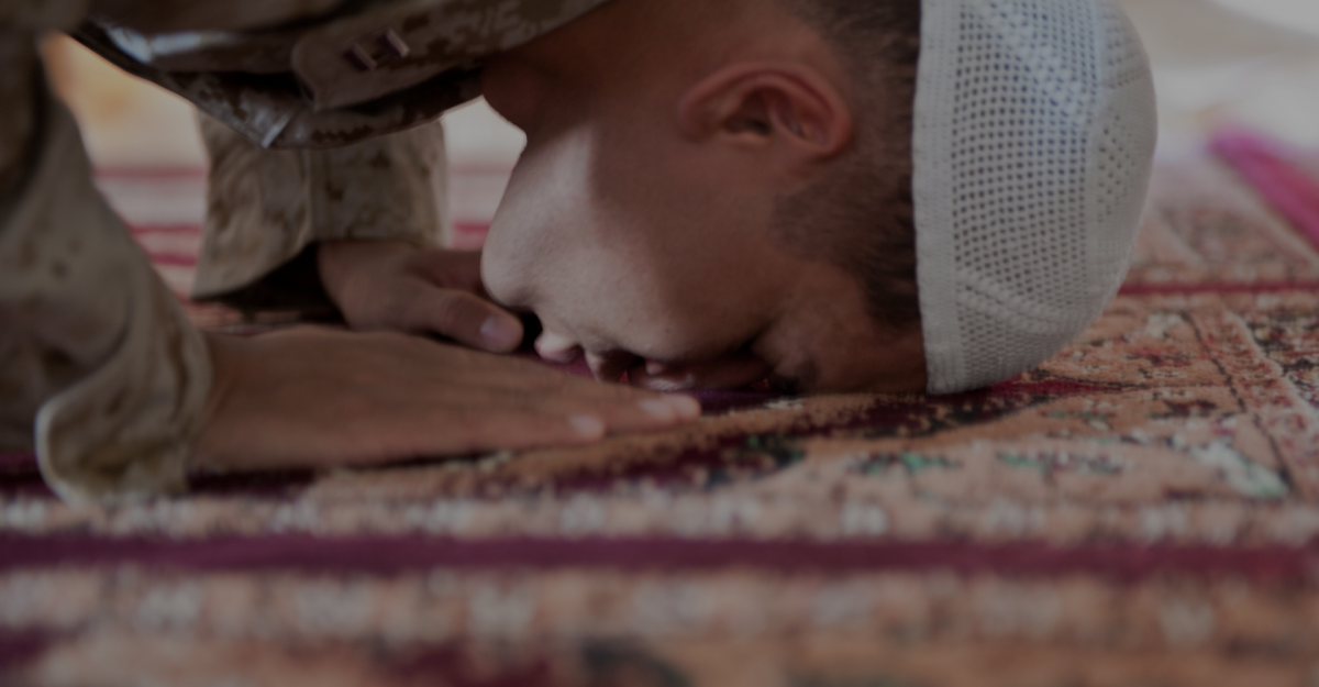 Jovem muçulmano rezando durante o Ramadã no Camp Leatherneck