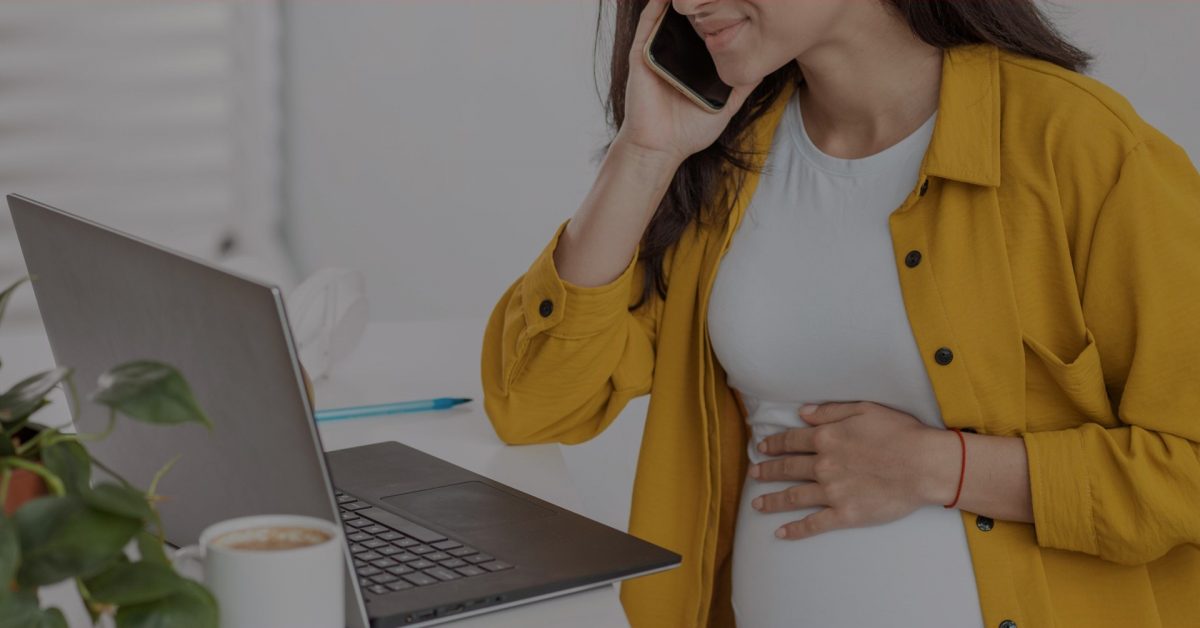 Mulher grávida fala ao telefone