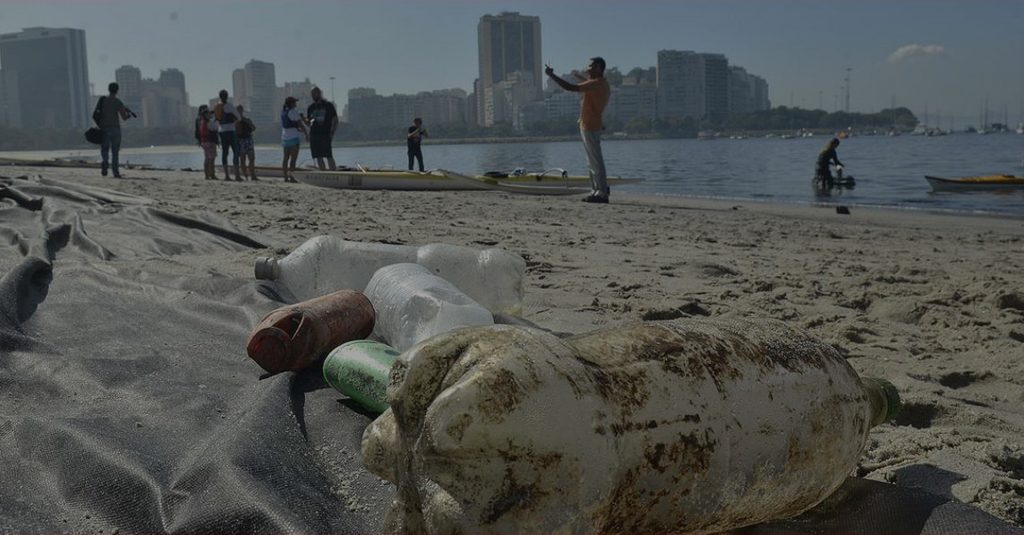 Garrafas plásticas jogadas na areia de praia brasileira