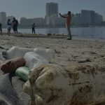 Garrafas plásticas jogadas na areia de praia brasileira