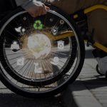 Homem utilizando cadeira de rodas tenta subir na calçada inacessível