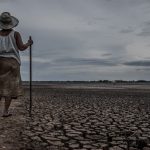 Mulheres em pé em solo seco