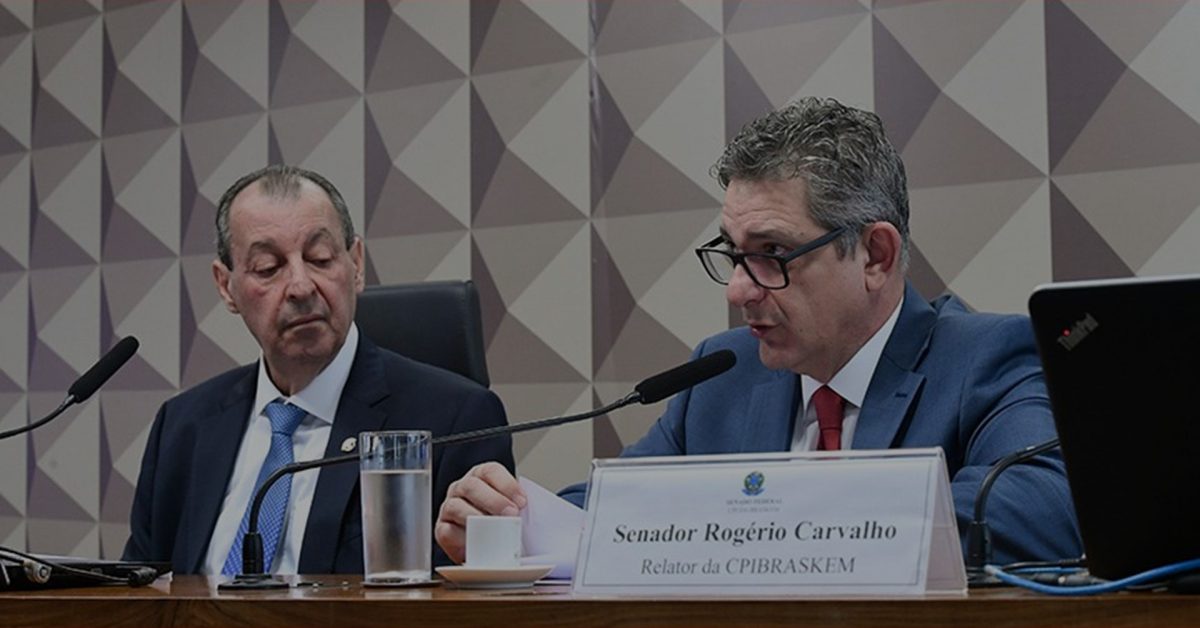 Rogério Carvalho lê seu relatório ao lado de Omar Aziz, presidente da CPI da Braskem