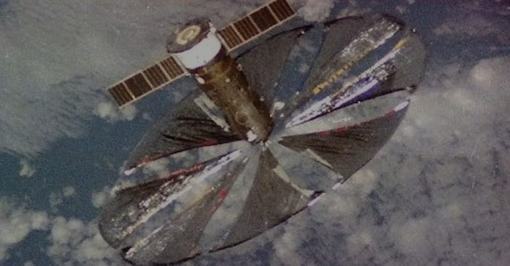 Implantado em 1993, o Znamia-2 é o único refletor solar que já foi lançado ao espaço