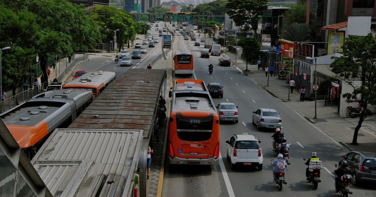 Vista do trânsito de veículos na cidade de São Paulo