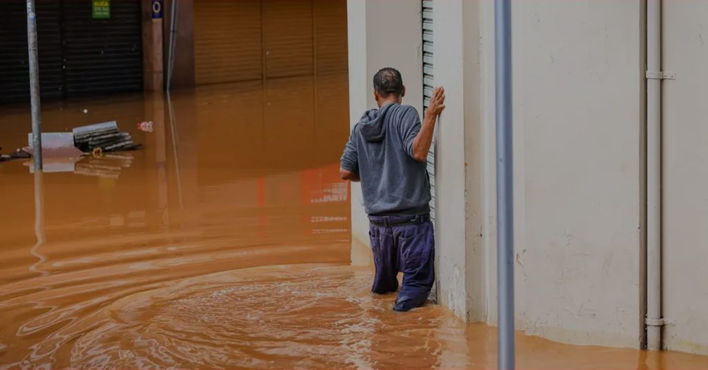 Homem enfrenta enchentes no Rio Grande do Sul