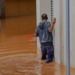 Homem enfrenta enchentes no Rio Grande do Sul