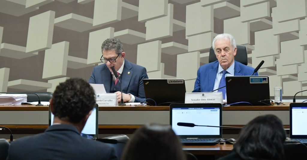O relator da CPI da Braskem no Senado, senador Rogério Carvalho (PT-SE), durante sessão em que apresentou seu relatório; a seu lado, o presidente em exercício da CPI, Otto Alencar (PSD-BA)