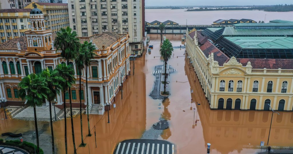 Alagamento em Porto Alegre atinge a Prefeitura (à esq.) e o Mercado Municipal (à dir.)