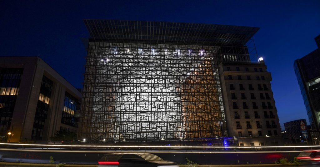 Imagem externa noturna do Europa Building, em Bruxelas