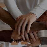 Equipe engajada com as mãos unidas