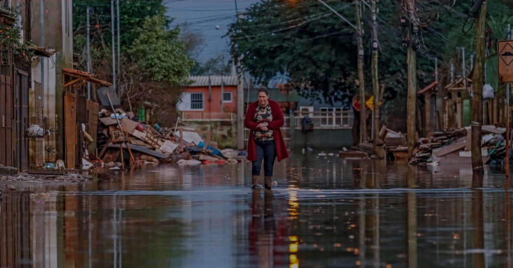 Rua alagada na Vila da Paz após chuvas e novas enchentes