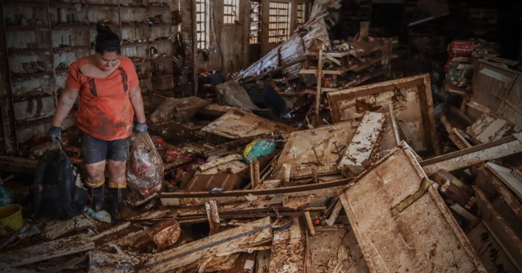 Rio Grande do Sul: moradores enfrentam destruição após enchentes