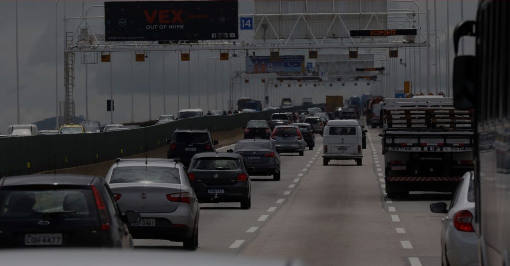 Trânsito de veículos para viagens de fim de ano na Ponte Rio-Niterói