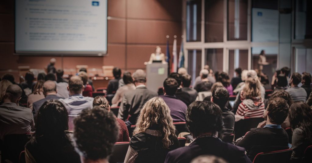 Público assistindo palestra sendo ministrada