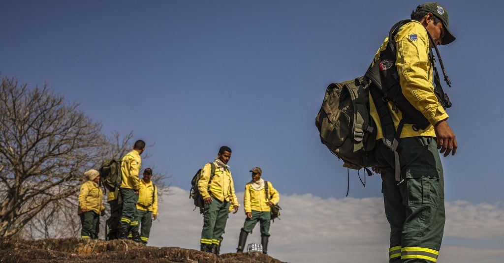 Equipe de combate a incêndios no Pantanal