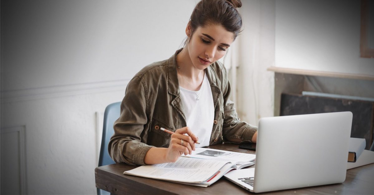 Mulher estudando em frente ao computador