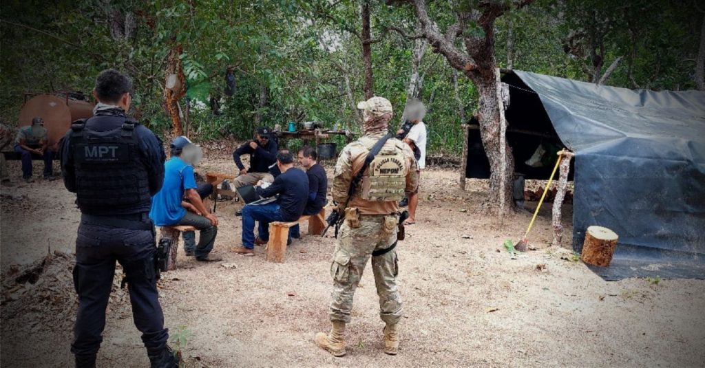 Com helicóptero, trabalhadores são resgatados em condições análogas à escravidão de área alagada no Pantanal