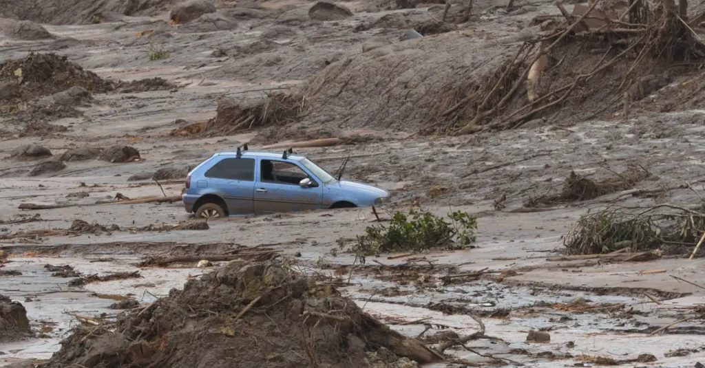 Carro afundado na lama durante tragédia em Mariana (MG)