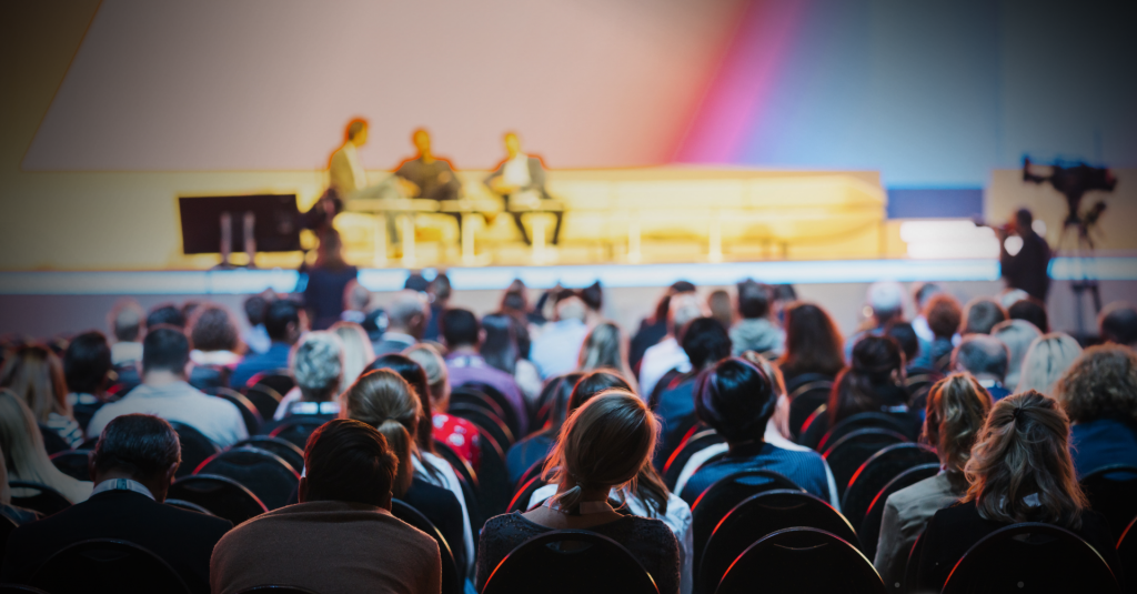 Seminário sendo ministrado para plateia