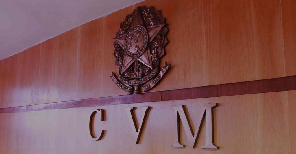 Logotipo da CVM aplicado em madeira na parede do escritório da Comissão