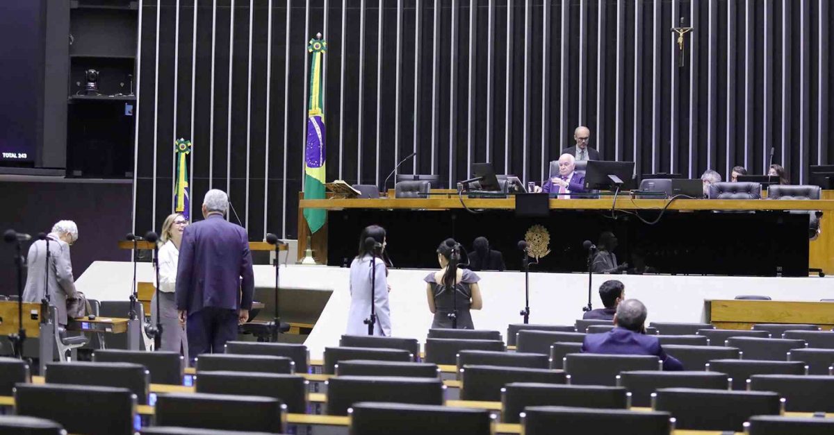 Plenário da Câmara durante votação do projeto de combustíveis do futuro