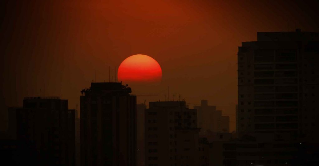 Final de tarde visto desde a Praça do Pôr do Sol mostra céu laranjado devido a poluição do ar