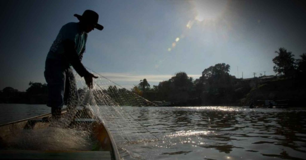 Pescador no Rio Envira durante a piracema, época em que a população de baixa renda tem acesso ao peixe mais barato