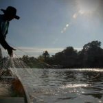 Pescador no Rio Envira durante a piracema, época em que a população de baixa renda tem acesso ao peixe mais barato