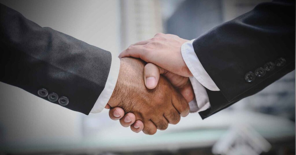 Aperto de mãos entre dois executivos