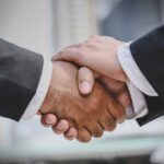 Aperto de mãos entre dois executivos