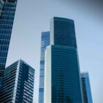 Fachada de empresas em prédios corporativos