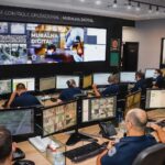 Centro de Controle Operacional da Muralha Digital de Curitiba, com o mural de telas (“videowall”) ao fundo