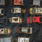 Carros sob a lama, durante enchentes de Porto Alegre em 2024