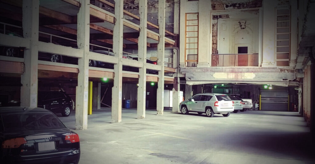Teatro Michigan, em Detroit (agora e em seus tempos de glória, na foto menor): os carros tomam os palcos das cidades
