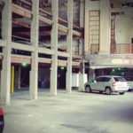 Teatro transformado em estacionamento nos Estados Unidos
