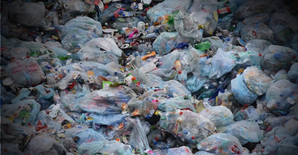 Pensar na redução gradual da cadeia do plástico como política ambiental é também pensar em políticas de planejamento econômico