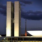 Brasil caminha para o lado oposto de outros países: os refrigerantes devem para pagar menos impostos do que a água mineral