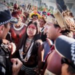 Nações indígenas protestam durante o “Acampamento Terra Livre,” maior mobilização anual de povos originários por direitos fundiários e proteção contra os efeitos das mudanças climáticas