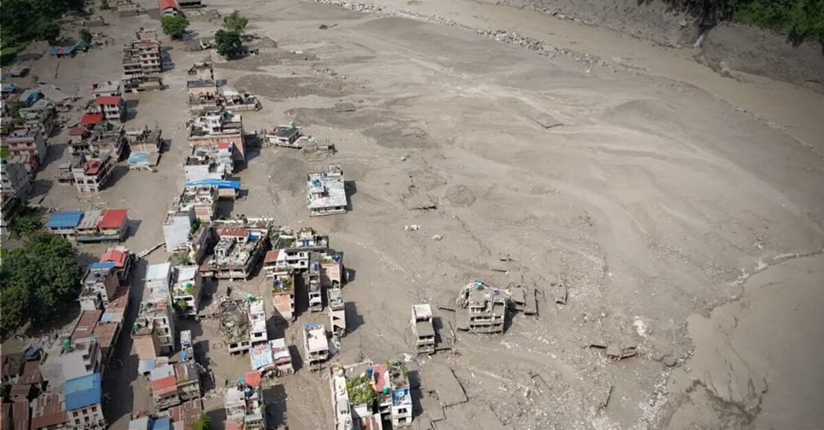 Povoado no centro-norte do Nepal soterrado após inundações na fronteira com o Tibete
