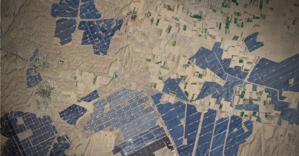 Vista de satélite do Parque Solar de Bhadla, na Índia: Energia limpa às custas de alumínio, silício, cobre, prata e outros materiais extraídos em diferentes partes do mundo