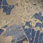 Vista de satélite do Parque Solar de Bhadla, na Índia: Energia limpa às custas de alumínio, silício, cobre, prata e outros materiais extraídos em diferentes partes do mundo